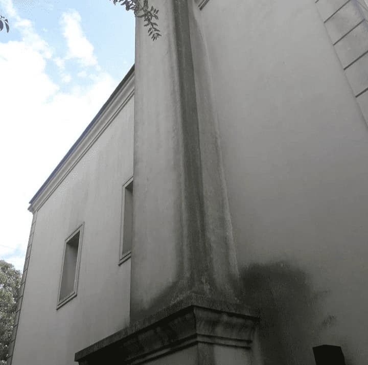 Fachada deteriorada en Pilar antes del arenado profesional