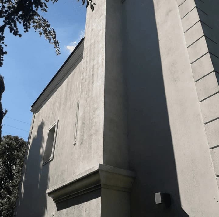 Fachada en Pilar completamente restaurada después del arenado profesional