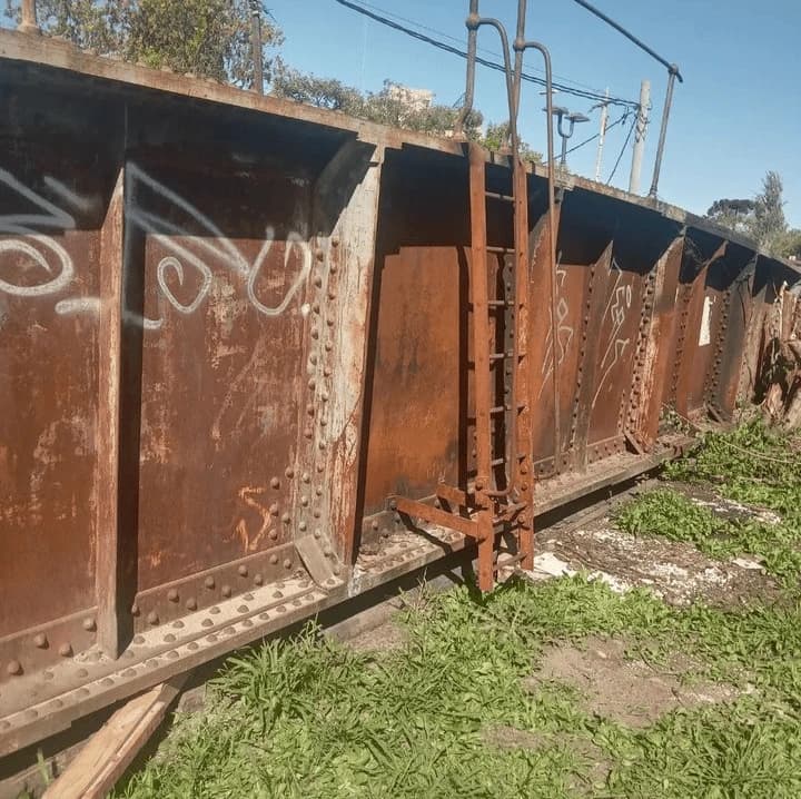 Paredón industrial antes del arenado - José C. Paz