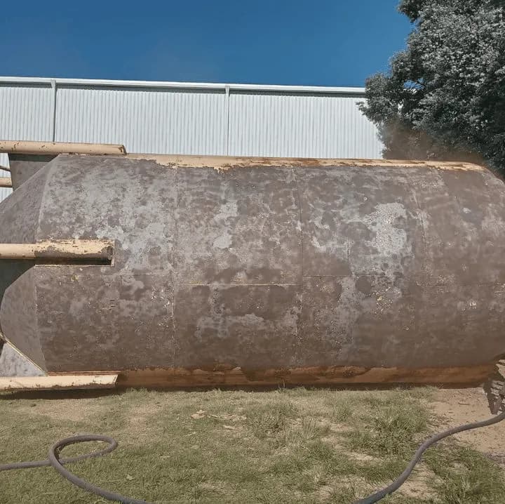 Resultado final del arenado industrial: superficie limpia y preparada para pintura