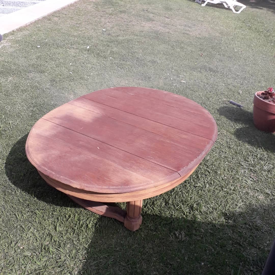 Mueble antiguo deteriorado antes del proceso de arenado profesional