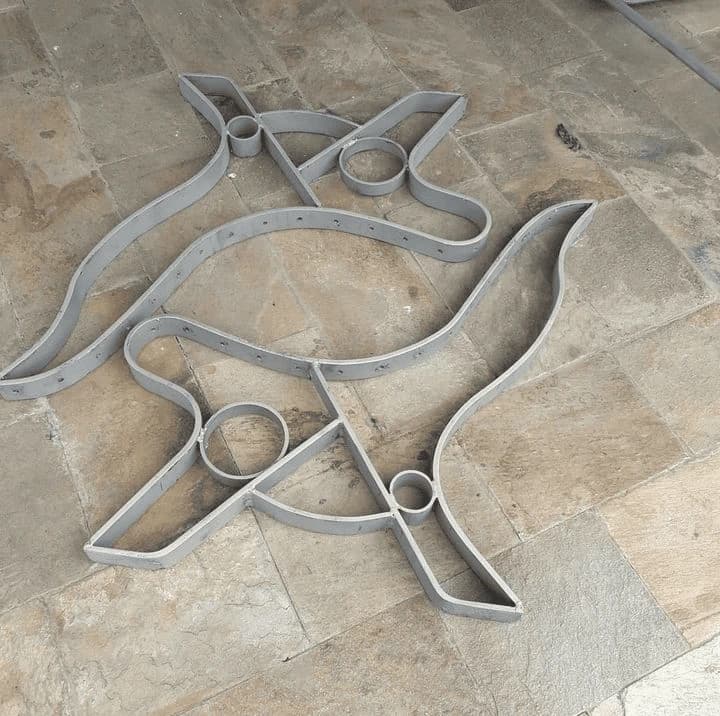 Piezas metálicas tratadas después del proceso de arenado industrial