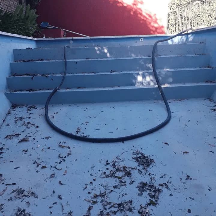 Escalera de pileta antes del arenado