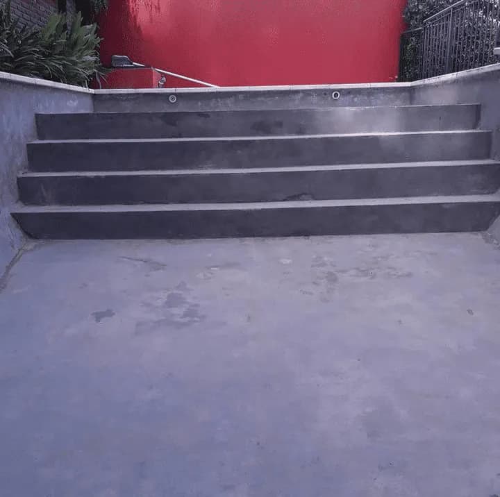 Escalera de pileta después del arenado