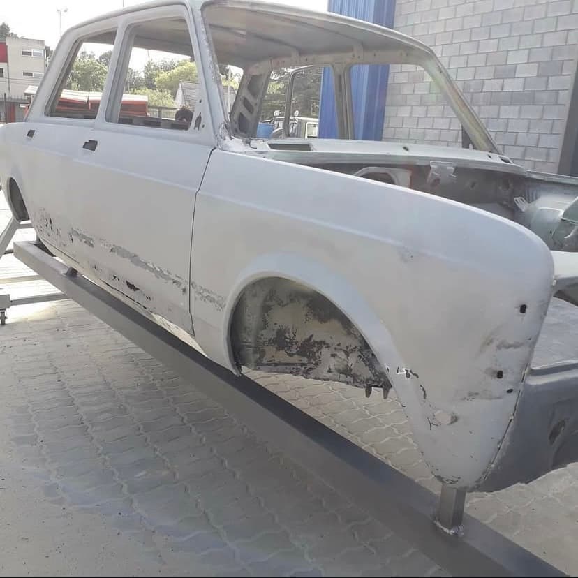 La misma carrocería arenada, pareja y sin pintura