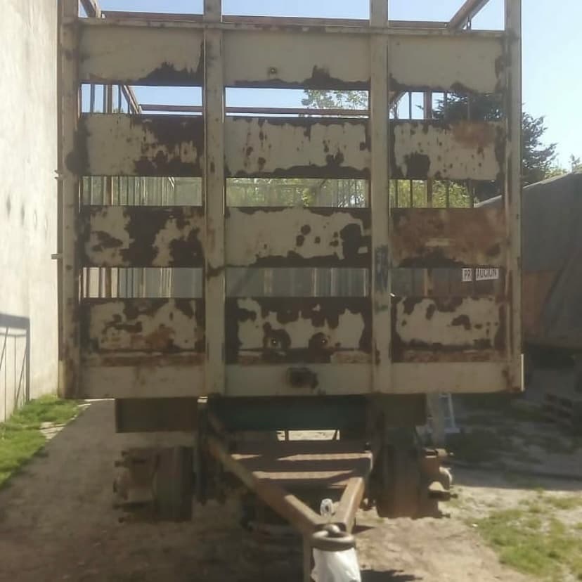 Acoplado jaula con óxido y la pintura vieja saltada, antes de arenar