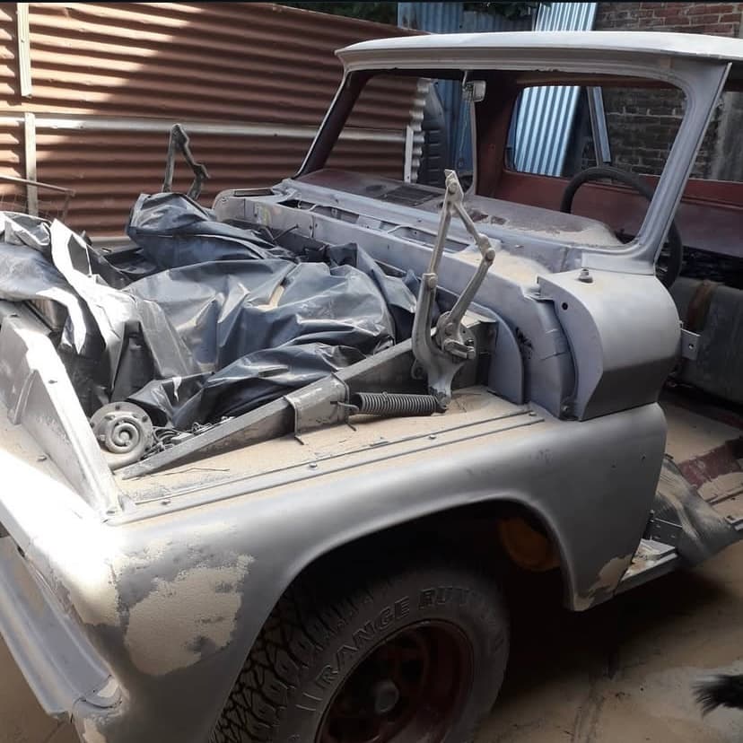 La misma camioneta arenada, con la chapa sin pintura