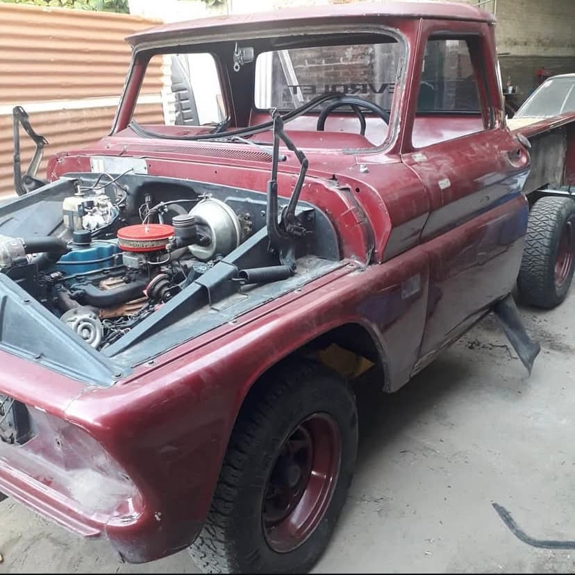 Camioneta pickup con la pintura roja vieja y gastada, antes de arenar