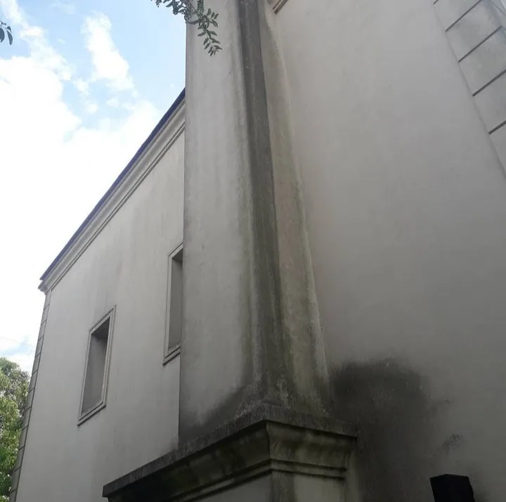 Esquina manchada por escurrimiento: antes del arenado