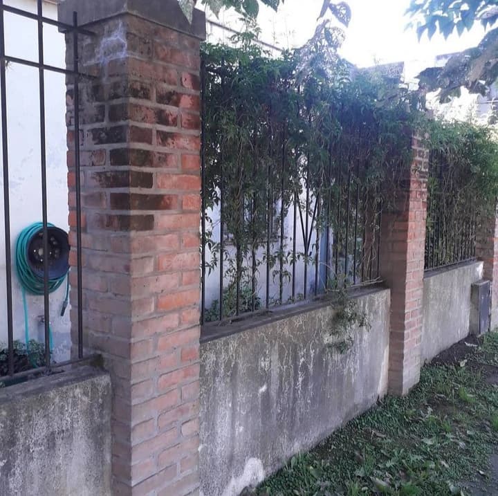 Muro perimetral de ladrillo: antes del arenado