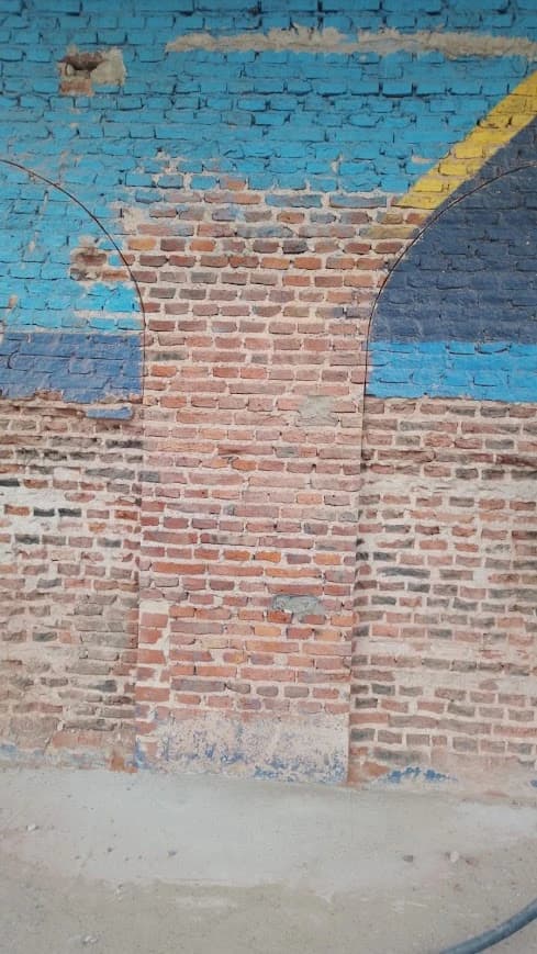 Pintura sacada de una pared de ladrillo, dejando el ladrillo a la vista